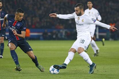 El madirdista Jesé Rodríguez defiende el balón frente a Marquinhos.