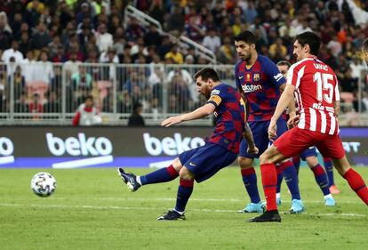 Messi marca el gol del empate a uno. 