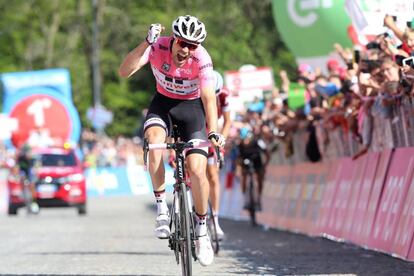 Dumoulin, vencedor de rosa en el Santuario de Oropa.