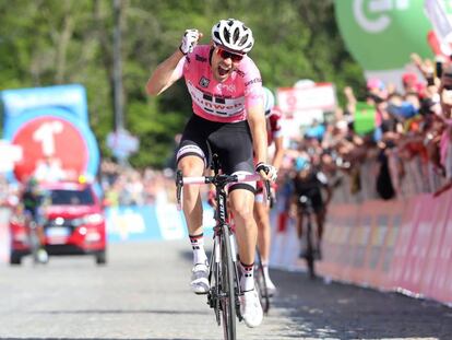 Dumoulin, vencedor de rosa en el Santuario de Oropa.