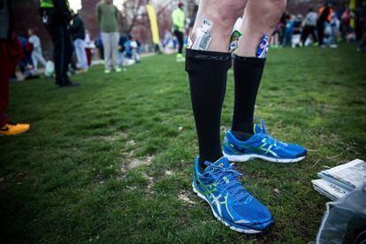 Uno de los participantes en el maratón guarda en sus medias el avituallamiento para la carrera.