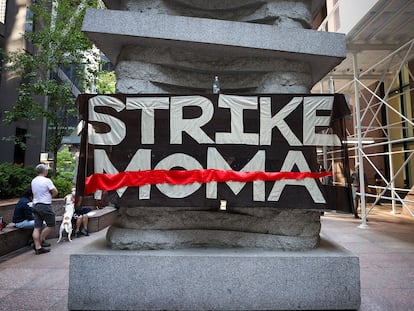 Protestas del movimiento Strike MoMa ante la fachada principal del museo neoyorquino, el pasado 21 de mayo.