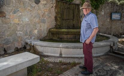 Gibson, el 24 de junio de 2018 en Alfacar (Granada), junto a la fuente donde en 1986 unos operarios enterraron unos restos tras unas obras en el parque.