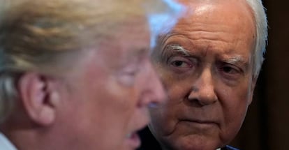 Orrin Hatch, al fondo, observa a Donald Trump, el 18 de octubre en Washington DC.