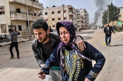 Civiles buscan refugio en Afrin al tomar control de la ciudad las fuerzas turcas y sus aliados, en 2018.