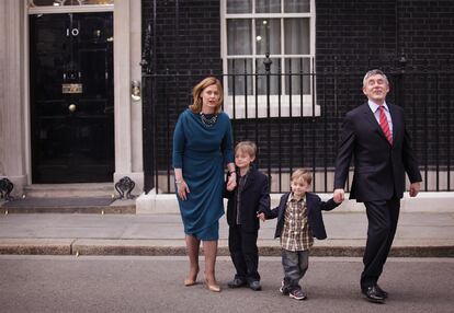 La familia Brown se aleja del 10 Downing Street, su vivienda desde junio de 2007, donde llegó como se va: sin haber ganado unas elecciones.