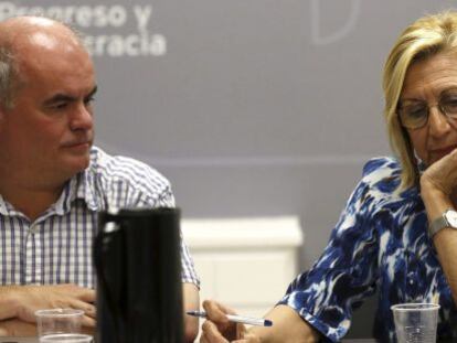 La l&iacute;der de UPyD, Rosa D&iacute;ez, junto al diputado nacional, Carlos Mart&iacute;nez Gorriar&aacute;n, en la rueda de prensa.