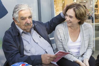 El expresidente de Uruguay, Pepe Mujica, con Ada Colau