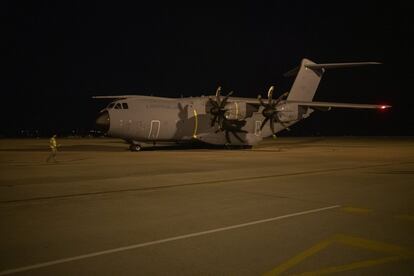 El avión A400M de las Fuerzas Armadas con el primer grupo de evacuados de Kabul ha aterrizado a las 4.30 de la madrugada de este jueves en la base aérea militar de Torrejón de Ardoz (Madrid). En la imagen, la aeronave tras el aterrizaje.