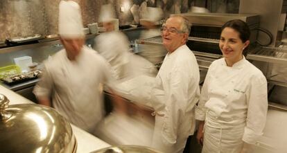 Juan Mari Arzak y su hija Elena, en su restaurante de San Sebastián.