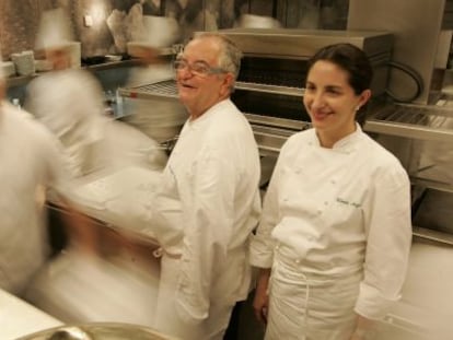 Juan Mari Arzak y su hija Elena, en su restaurante de San Sebastián.