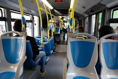 Varios usuarios usan el autobús en Madrid, este martes, tras el apagón eléctrico que afectó a la península desde las 12.30 horas del lunes.