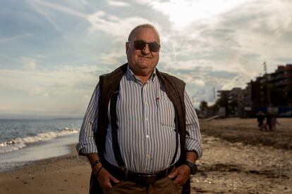 Jaume Aixala, paciente de psoriasis, en la playa de Calafell (Tarragona), este abril.