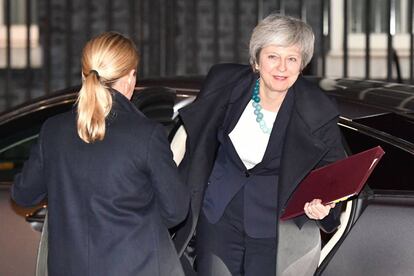 Theresa May regresa a Downing Street después de su intervención.