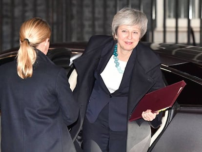 Theresa May regresa a Downing Street después de su intervención.