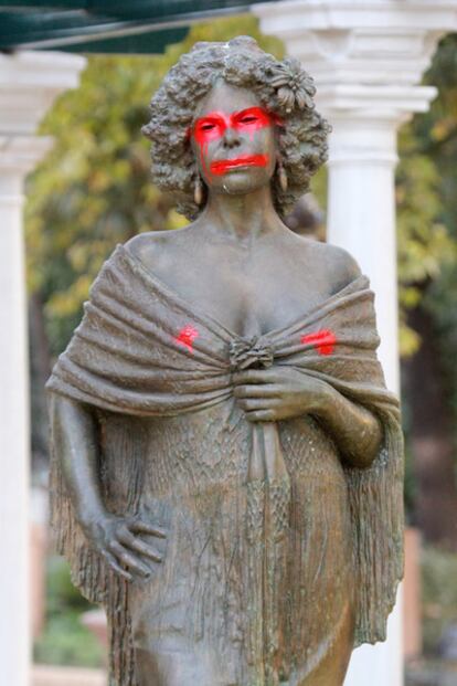 La estatua de la duquesa de Alba, inaugurada en Sevilla el pasado mayo, ha aparecido dañada con diversas pintadas.