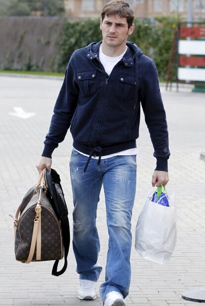 Iker Casillas, cargado de bolsas, se incorpora a la concentración de la selección.