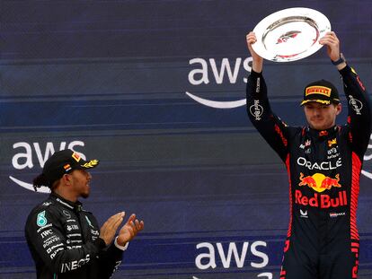 Max Verstappen levanta el trofeo en el GP de España en presencia de Lewis Hamilton, segundo.