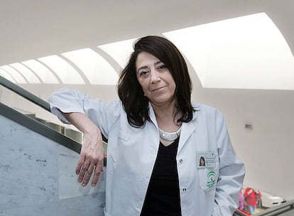 La doctora Concha Herrera Arroyo, en el Hospital Reina Sofía de Córdoba.
