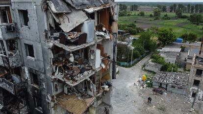 Vista de los bloques de apartamentos destruidos en la ciudad de Borodyanka, cerca de Kiev (Ucrania), este viernes.