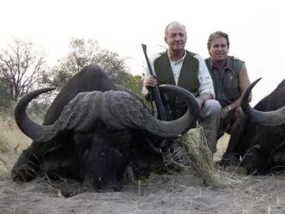 El rey Juan Carlos junto a dos animales abatidos en un safari.