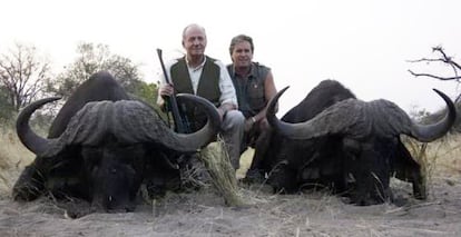 El rey Juan Carlos junto a dos animales abatidos en un safari.