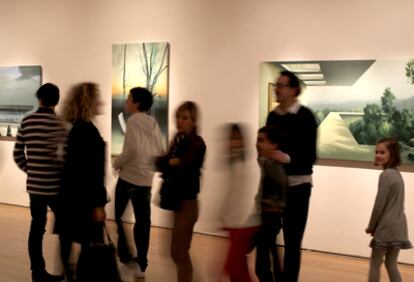 Varios visitantes contemplan ayer obras de Lazkano en el último día de su exposición en el Bellas Artes de Bilbao.