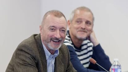 Arturo P&eacute;rez-Reverte y el actor Jordi Rebell&oacute;n en los Teatros del Canal, en Madrid.