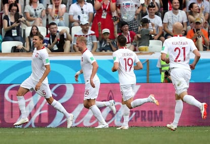 Jan Bednarek celebra el gol del triunfo polaco ante Japón.