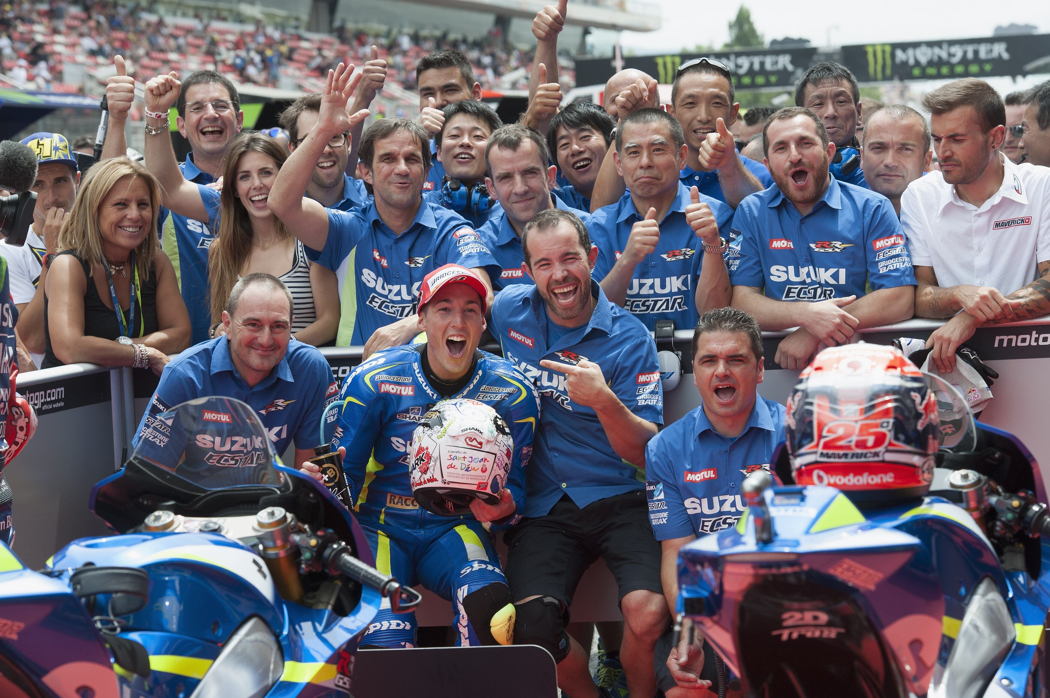 Aleix Espargaró y el equipo Suzuki celebran la pole position tras la clasficación del GP de Cataluña, en 2015.