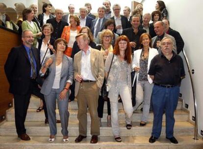 Jorge Herralde (en el centro, con corbata), con algunos de sus autores.