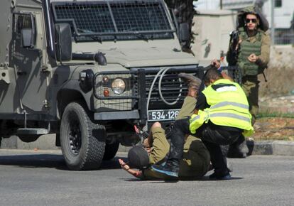 El ataque del palestino que finga ser reportero, se ha producido cerca de Hebrn, en la parte sur de los territorios ocupados. El palestino hiri al soldado con un cuchillo, y despus fue tiroteado.