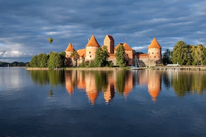 Cuenta la leyenda que el castillo de Trakai, la ciudad del lago, capital histórica de Lituania, fue construido por el capricho de Birute, esposa del duque Kestutis, que quería vivir cerca del agua. Para complacerla, el duque ordenó, a mediados del XIV, levantar esta edificación de estilo gótico en una península rodeada de lagos, conectados por un canal de 12 kilómetros. Salas, galerías, vidrieras, frescos, pasadizos secretos. Y un puente de madera de 300 metros de largo. En el siglo XVI se convirtió en prisión para nobles; en 1962, restaurado, pasó a formar parte del Museo de Historia de Trakai. A menudo acoge torneos medievales, conciertos y ferias de artesanía.