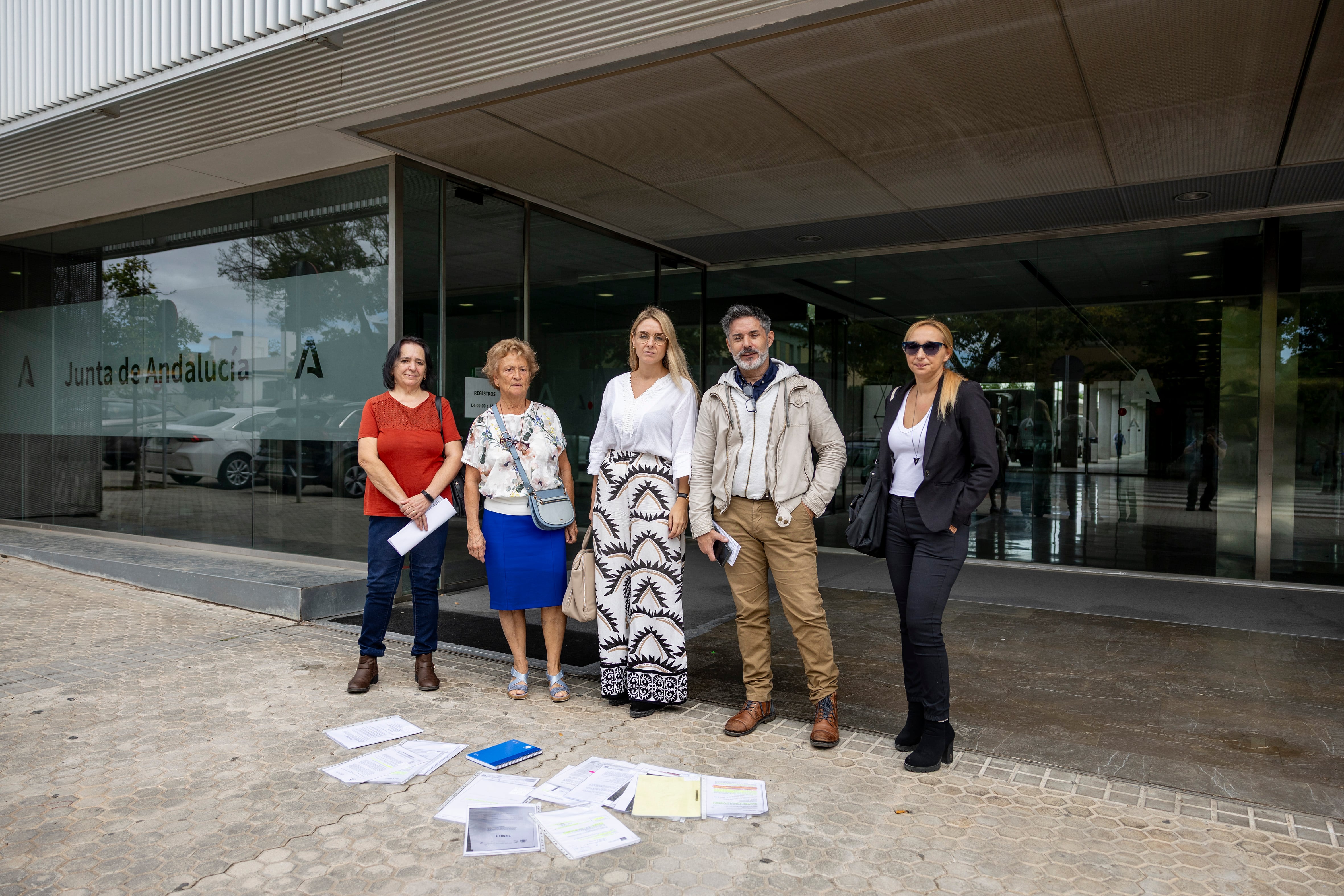 Minebros de la asociación de vecinos afectados por los tóxicos de Coria del Río, junto a su letrada Sara Domínguez, posan frente a toda la documentación acumulada durante los últimos 20 años, tras reunorse con las delegaciones de Medio Ambiente y Sanidad de la Junta de Andalucía, en Sevilla.
FOTO: PACO PUENTES (EL PAÍS)