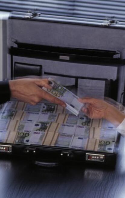 Imagen de archivo de un maletín lleno de euros.