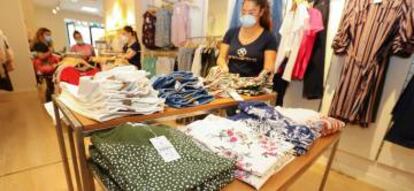 En la imagen de ayer, las empleadas de la tienda de ropa