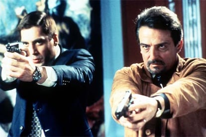 Javier Bardem (a la izquierda) y José Sancho, en una imagen de <i>Carne trémula,</i> de Pedro Almodóvar.