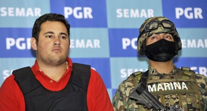 Las autoridades presentan a Jesús Alfredo Guzmán.