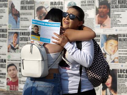 Familiares de personas desaparecidas se abrazan durante una protesta en Guadalajara, el 10 de mayo de 2022.