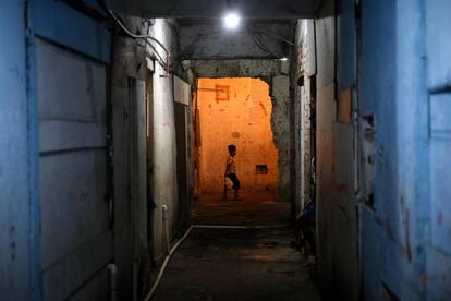 Un niño camina al interior del edificio ocupado Prestes Maia en Sao Paulo (Brasil). 