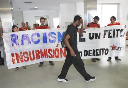 Un usuario del Centro Clínico Concepción Arenal ante la pancarta desplegada por la CUT en los primeros momentos de la ocupación