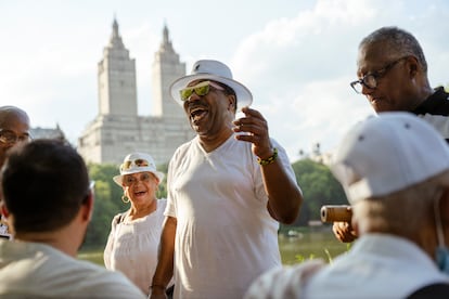 Bonifacio Pascual lidera la música de rumba en el Parque Central de Nueva York.