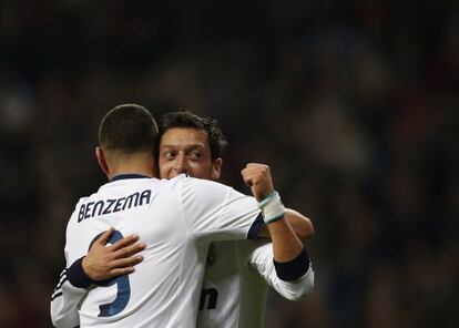 Benzema y Özil festejan el gol del alemán.