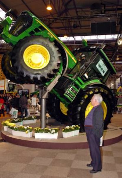 Un visitante de la XXXIV Feria Internacional de Maquinaria Agrícola (FIMA) observa un tractor expuesto en uno de los pabellones. EFE/Archivo