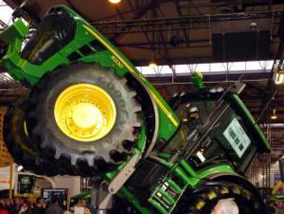Un visitante de la XXXIV Feria Internacional de Maquinaria Agrícola (FIMA) observa un tractor expuesto en uno de los pabellones. EFE/Archivo