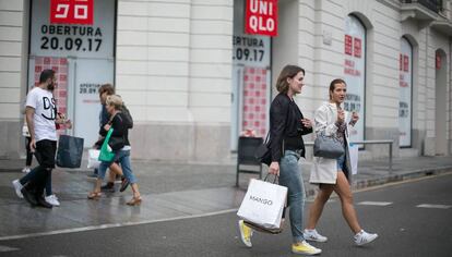 Fachada de una de las tiendas de Uniqlo, en Barcelona.