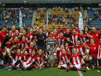 Las jugadoras del Athletic Club con el LXV Trofeo Ramón de Carranza, uno de los torneos de fútbol veraniego más longevos de España y que por primera vez en su historia es disputado por equipos femeninos.