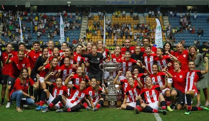 Las jugadoras del Athletic Club con el LXV Trofeo Ramón de Carranza, uno de los torneos de fútbol veraniego más longevos de España y que por primera vez en su historia es disputado por equipos femeninos.