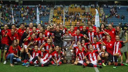 Las jugadoras del Athletic Club con el LXV Trofeo Ramón de Carranza, uno de los torneos de fútbol veraniego más longevos de España y que por primera vez en su historia es disputado por equipos femeninos.