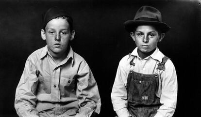 Dos niños retratados por Mike Disfarmer, la indumentaria es igual que la que llevan sus mayores. El fotógrafo capta sus rostros sin artificio, naturales, cada uno con su semblante, sin posados forzados.